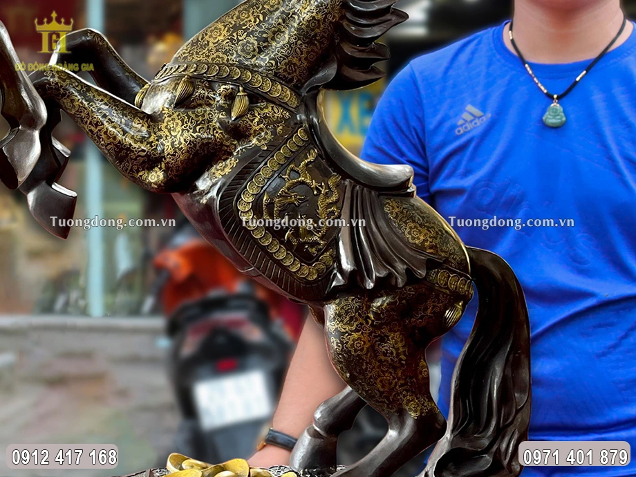 Từng họa tiết hoa văn được chạm khắc vô cùng tỉ mỉ và sắc nét